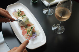 Personne entraint de déguster un plat saumon burrata